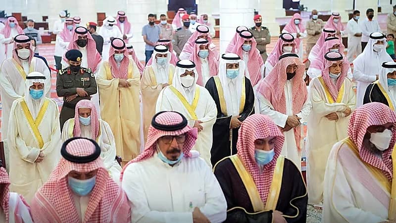 أمير منطقة الرياض بالنيابة يؤدي صلاة الميت على الأمير عبدالرحمن بن ناصر 