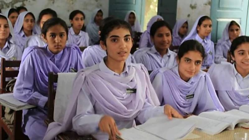 قصة معلمة تقتل زميلتها بالتعاون مع أقاربها أمام المدرسة