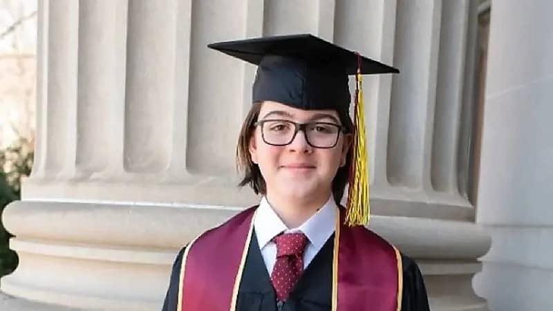 طفل موهوب يتخطى عمره ويصل لدرجة البكالوريوس في الفيزياء