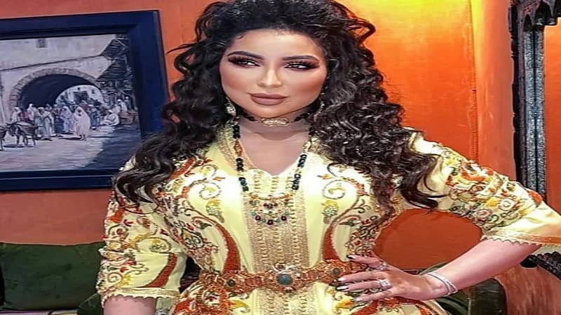 شاهد.. دنيا بطمة تخطف الأنظار بقفطان ذهبي 