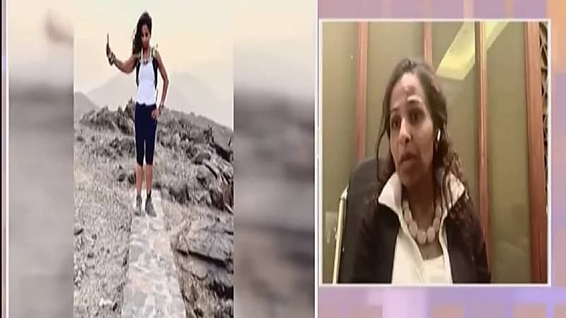 شاهد.. امرأة خمسينية تقطع الربع الخالي