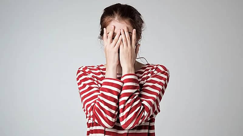 دراسة توضح أسباب الشعور بالخجل أثناء المحادثات