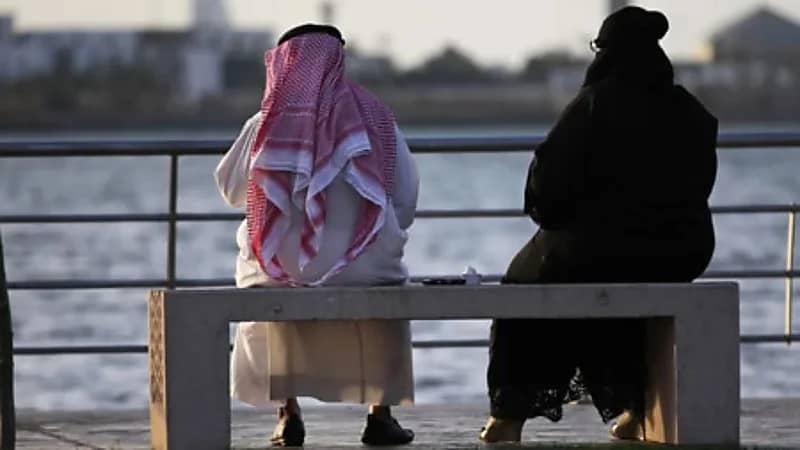 مواطن يطلق زوجته بسبب صديقيه