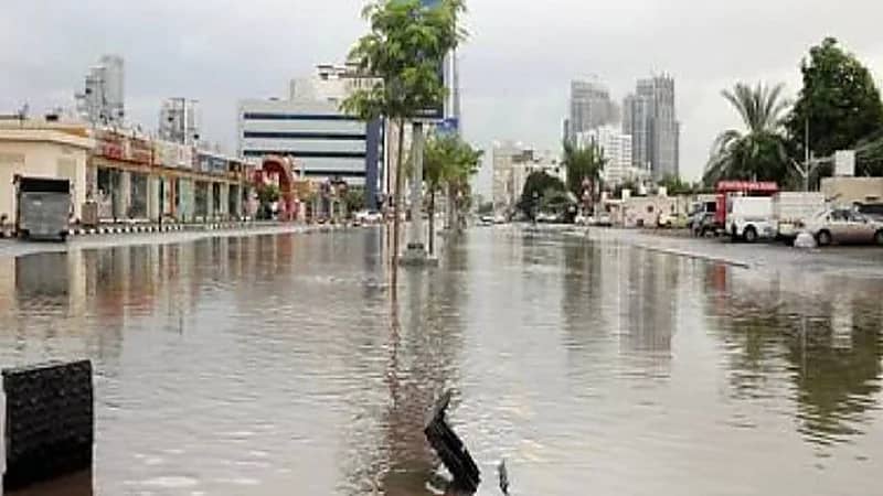سيول تضرب الإمارات وتدمر عدد كبير من المناطق السكنية ( فيديو)