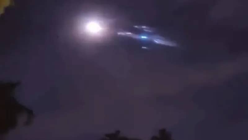 شاهد.. لحظة سقوط حطام ‎الصاروخ الصيني قرب ماليزيا