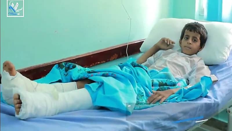 شاهد.. طفل اغتالت برائته ألغام الحوثي وهو يتفقد الإبل رفقه جده