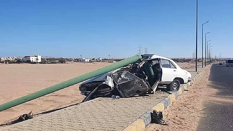 رجل يصدم سيارته بعمود إنارة لينجو من جريمة