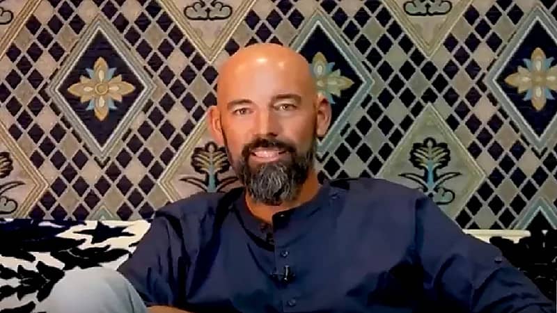 بالفيديو .. رحالة ألماني يروي تجربته خلال زيارته لمهرجان ولي العهد للهجن