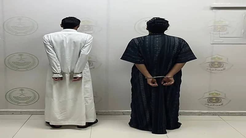ضبط شخصين لسطوهما على محال تجارية بالرياض 