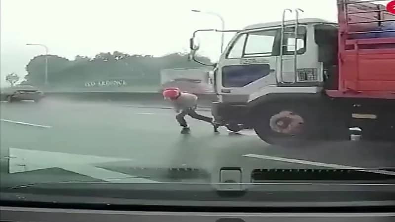 شاهد.. نجاة سائق دراجة نارية من الدهس أسفل عجلات شاحنة بأعجوبة