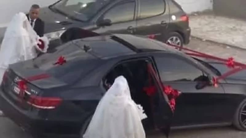 مفاجأة حول العريس الذي تزوج فتاتين بوقت وحفل زفاف واحد