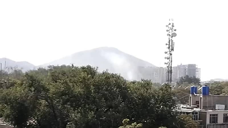 بالفيديو .. انفجار أمام مسجد في أفغانستان