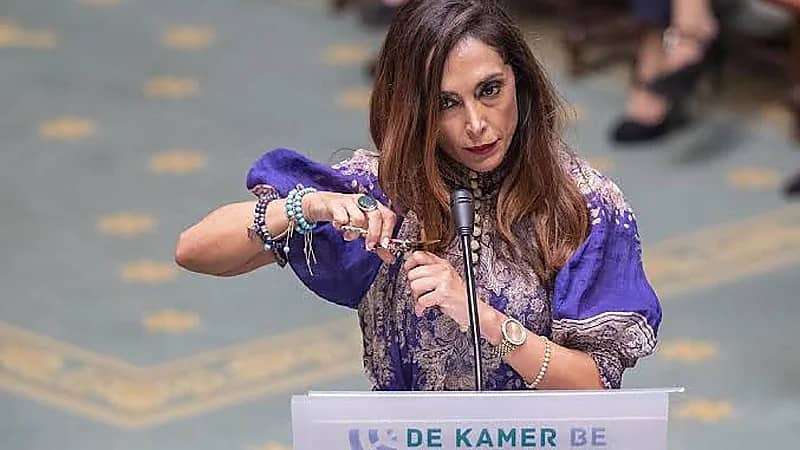 بالفيديو.. وزيرة خارجية بلجيكا تقص خصلة من شعرها دعمًا للمرأة الإيرانية