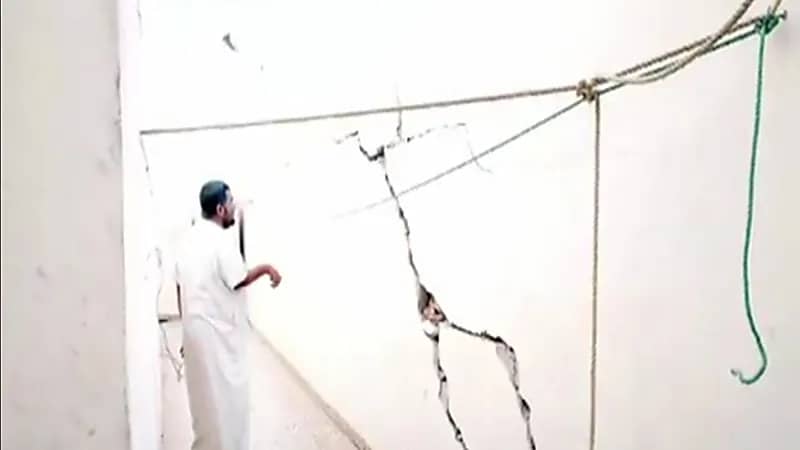 أحد متضرري فلل الكراتين: "البيت بيطيح علينا والعقاري يتهرب من المسؤولية" (فيديو)