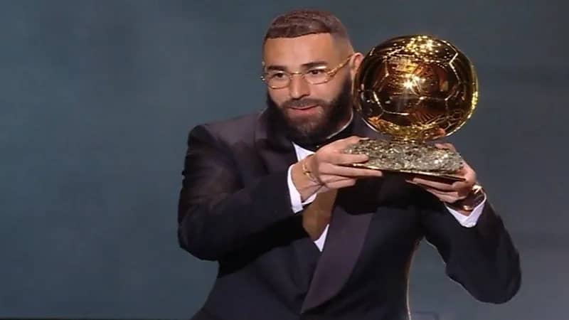 كريم بنزيمة يتوج بجائزة الكرة الذهبية