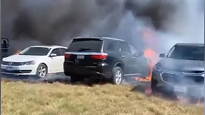 شاهد .. حريق هائل يدمر 73 سيارة بسبب سيجارة