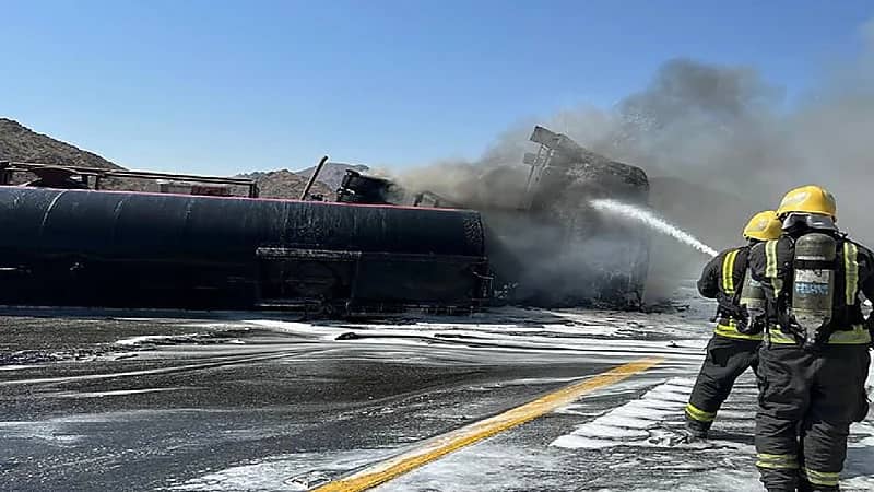 إخماد حريقًا في ناقلة مواد بترولية على طريق السيل