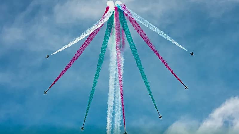 بالصور .. الصقور السعودية تقدم عرضًا جويًا مشتركاً في سماء الدوحة