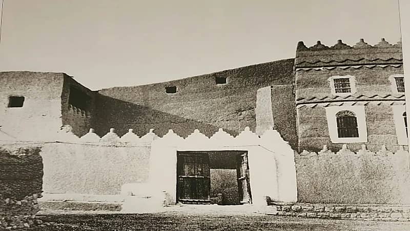 شاهد.. صورة نادرة للباب الرئيسي في أحد قصور الضيافة بعهد الملك عبدالعزيز قبل 87 عاما