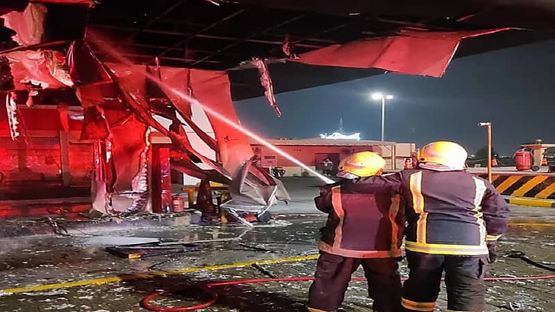 إخماد حريق في محطة وقود بالقطيف