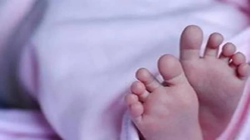 أب يعذب رضيعته حتى الموت ويحرق جسدها