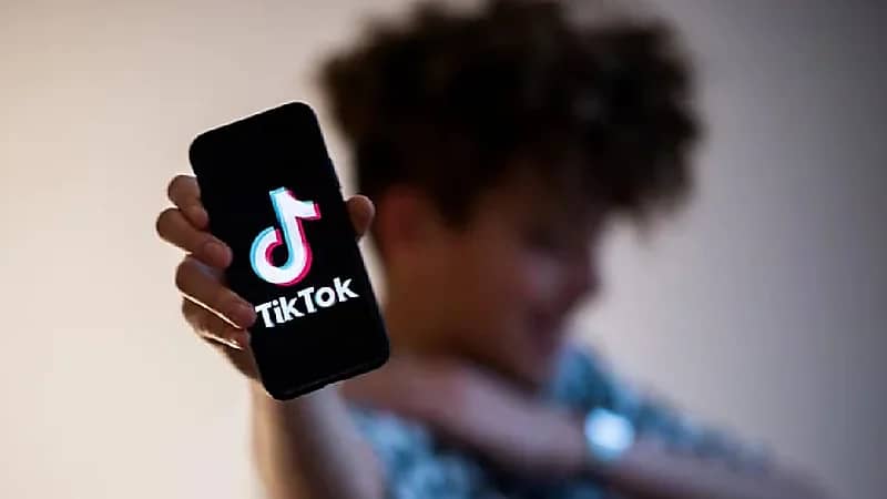 بالفيديو .. طريقة تحمي طفلك من المحتوى غير لائق على تيك توك