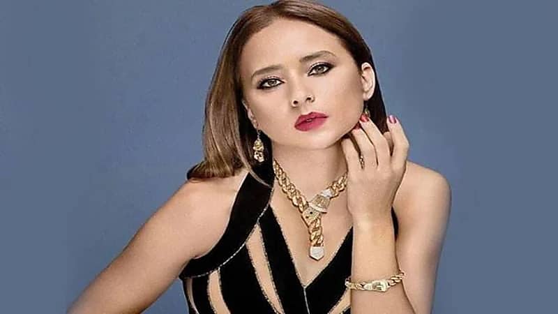 شاهد.. نيللي كريم تظهر بإطلالة رومانسية بصحبة زوجها