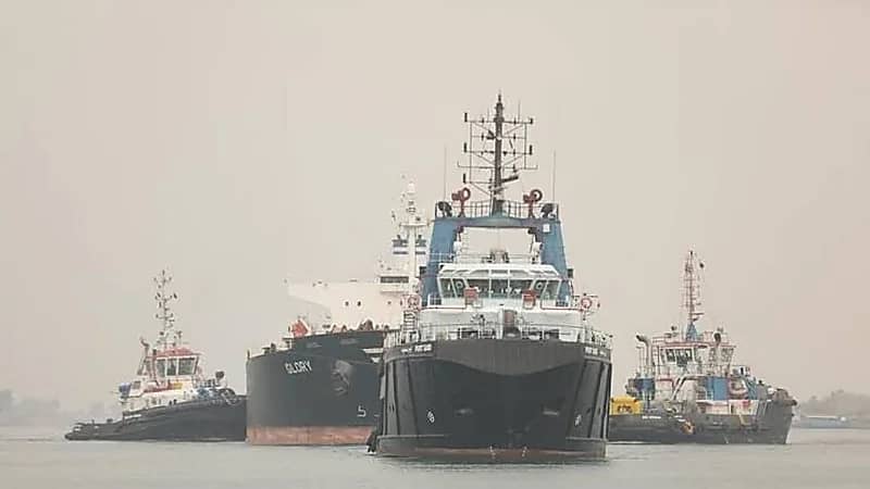 لحظة إنقاذ سفينة عالقة في قناة السويس