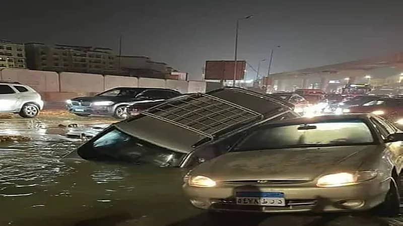 شاهد.. هبوط أرضي يبتلع سيارات ويتسبب في توقف الحركة المرورية 