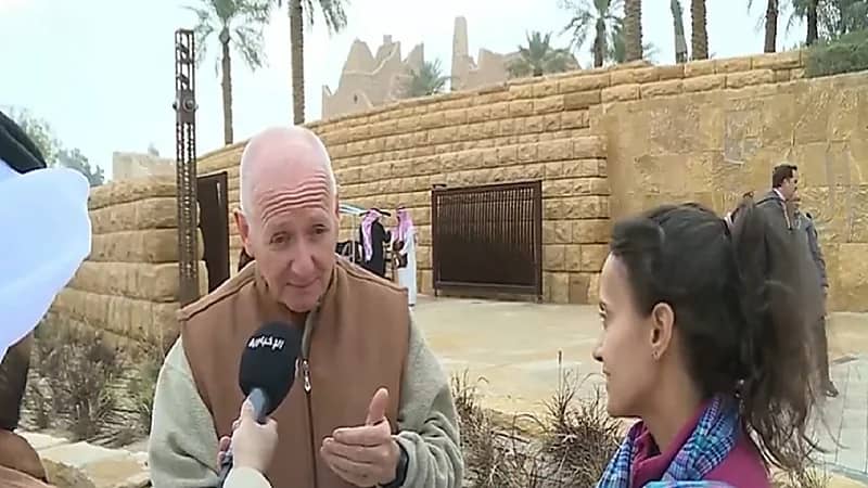 فيديو..مستكشف بريطاني ينطلق في رحلة لاستكشاف 1300 كيلو متر من صحراء المملكة