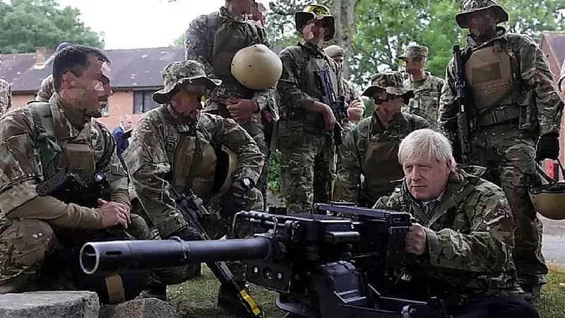 "جونسون" يحمل السلاح خلال زيارته لجنود الجيش الأوكراني بكييف