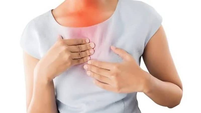 هل ارتجاع المريء يسبب السرطان؟.. استشاري يجيب 