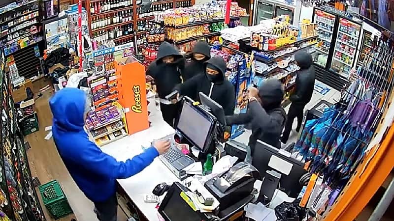 بالفيديو .. مراهقون يرهبون عامل في محل بقالة بمسدس