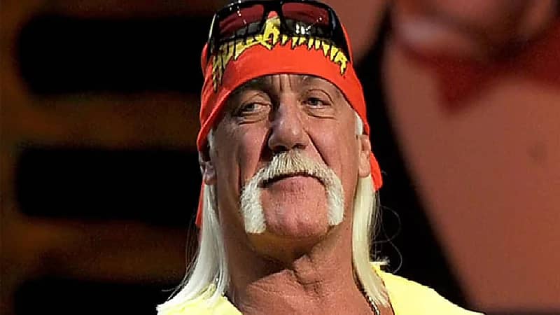 هوغان يخضع لجراحة في ظهره أفقدته الإحساس بساقيه