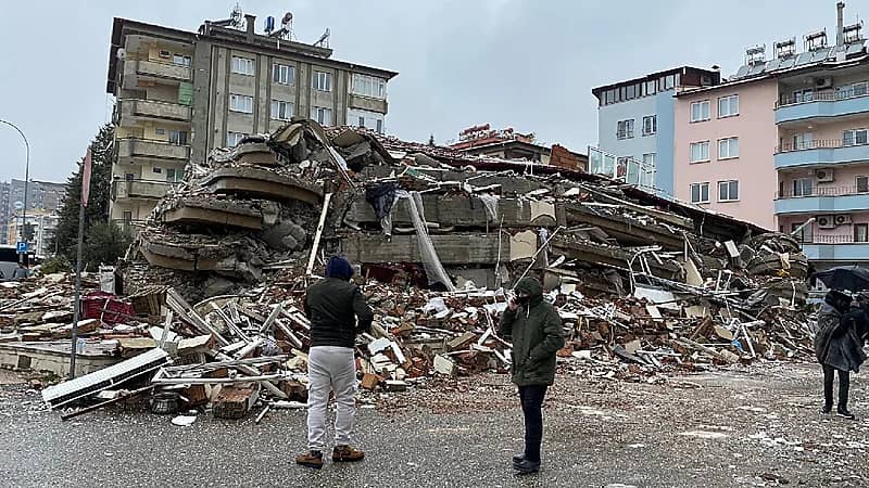 حصيلة ضحايا الزلزال ترتفع إلى 3703 قتيلا وأكثر من 22 ألف مصاب