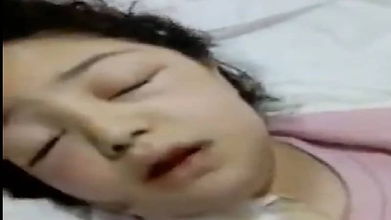 شاهد.. طفلة بعد خروجها من تحت الركام: كم يوم صار لي ما صليت