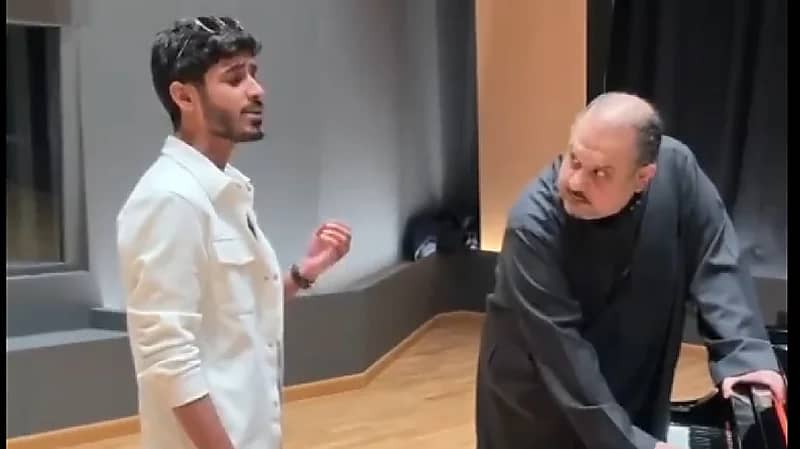 بالفيديو.. الأمير عبدالرحمن بن مساعد يعزف على البيانو