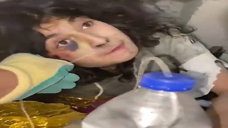 شاهد.. انتشال فتاة بعد أكثر من 160 ساعة تحت الأنقاض بتركيا 