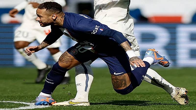 شاهد.. نيمار يتعرض لإصابة قوية في مواجهة ليل