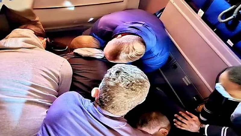 شاهد.. مسافر يحاول القفز من طائرة وهي بالجو ويهدد بقتل ركابها