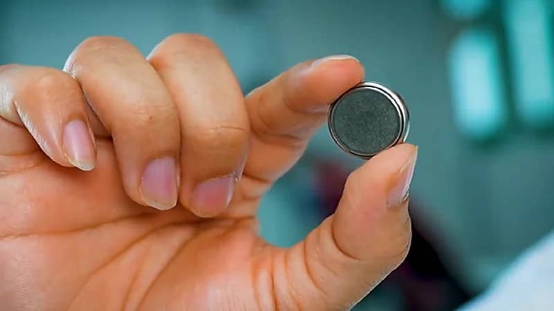 بالفيديو.. المواصفات تحذر من خطورة بطاريات الليثيوم على الأطفال