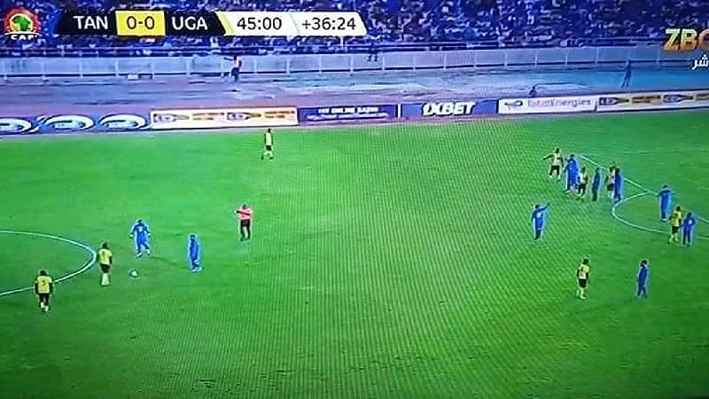 حكم مباراة كرة قدم يحتسب 36 دقيقة وقتاً بدل ضائع