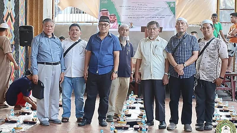 برنامج خادم الحرمين يقيم مأدبة إفطار بأكبر جامع في الفلبين