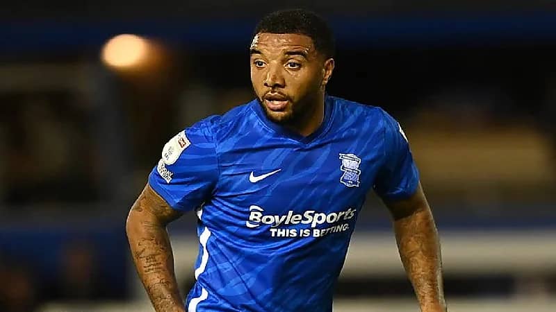 لاعب بالدوري الإنجليزي يروي مقالب صادمة في غرفة ملابس اللاعبين