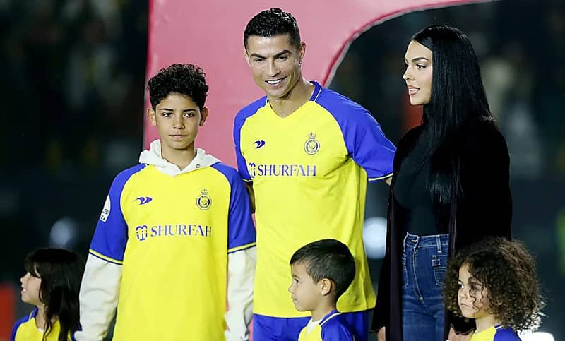 جورجينا تنفي أنباء الاعتداء على أطفالها