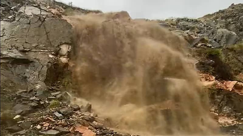 بالفيديو.. جريان شلالات عقبة المحمدية بشفا الطائف