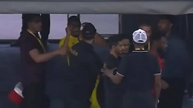 بالفيديو .. لاعب العين يغادر الملعب مرتديًا نظارة بعد طرده ضد الأهلي