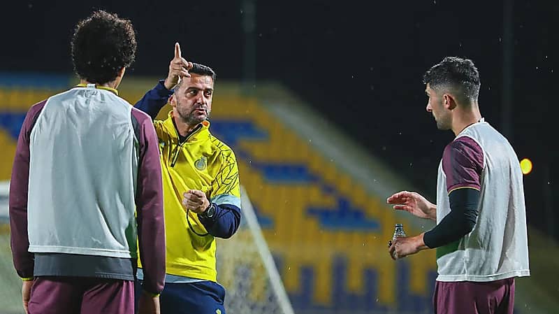 قبل مواجهة الهلال .. ثنائي دفاع النصر يعودان للتدريبات