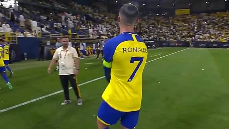 رونالدو يغضب من أرضية الملعب (فيديو)