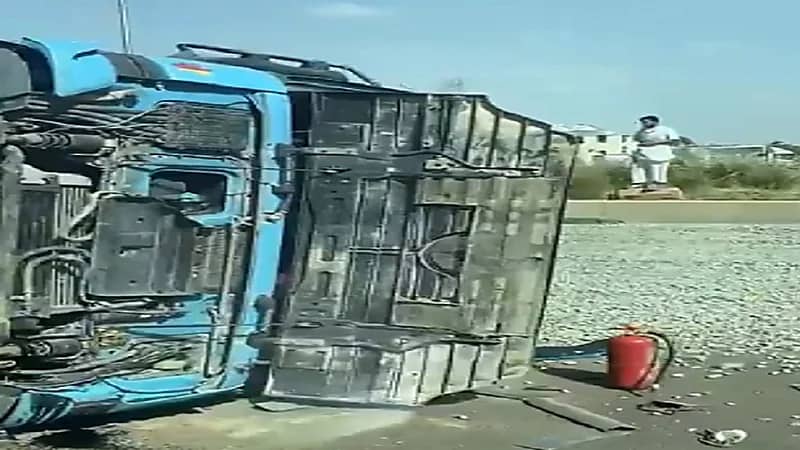 "المرور": لا إصابات في حادث انقلاب شاحنة على طريق المدينة